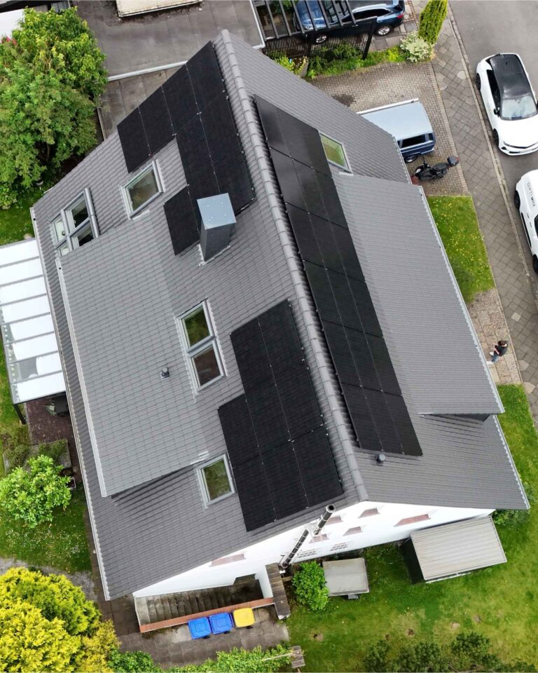 Solaranlage Bonn auf dem Dach eines modernen Hauses von Solis Sonnenenergie.